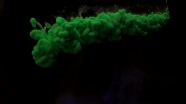 Colorful green ink horizontally spraying in water, swirling softly underwater — Stock Video