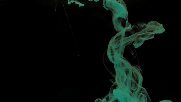 Green ink mixing in water, swirling softly underwater on black background — Stock Video