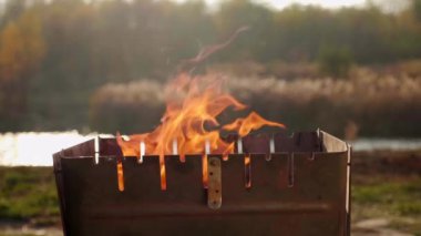 Bir adamın eli mangalda kömür yakıyor. Yavaş çekim