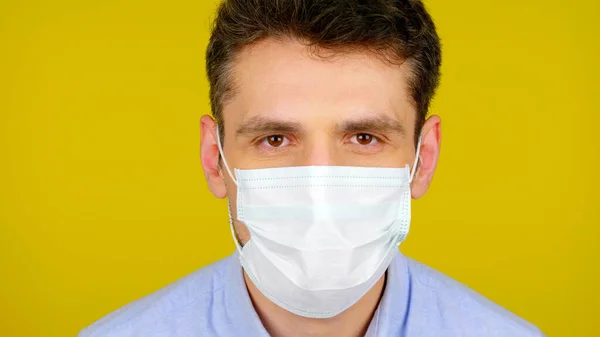 Szoros férfi védő orvosi maszkban a kamerába néz. — Stock Fotó