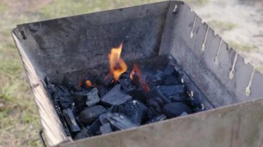 Izgarada kömür yanıkları var. Mangalda pişirme kavramı.