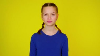 Mavi kazaklı genç kız başını sallar ve evet der ve güler.