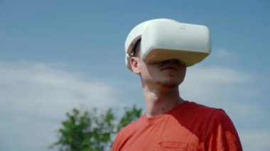 Sanal gerçeklik kasklı bir adam başını sola çevirir.