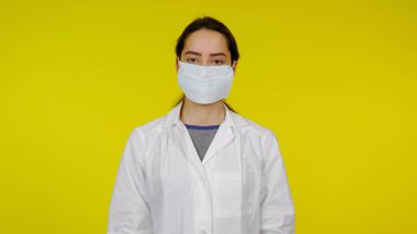 Yüzünde koruyucu bir maske takmış bulaşıcı hastalıklar doktoru.