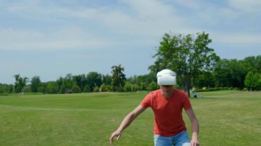 Bir adam sanal gerçeklik kaskıyla video oyunu oynuyor.