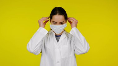 Bulaşıcı hastalıklar doktoru yüzüne koruyucu bir maske takıyor.