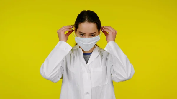 Fertőző betegség orvos tesz egy védő orvosi maszkot az arcára — Stock Fotó