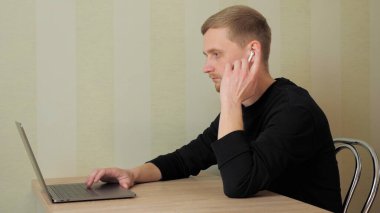 Evdeki iş adamı telsiz kulaklıklardan arıyor.