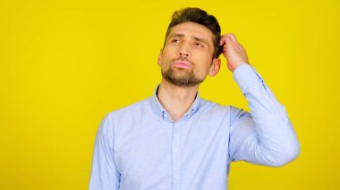 Yakışıklı sakallı adam elleriyle saçını düzeltiyor.
