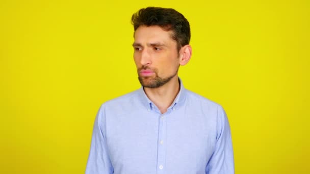Jongeman in lichtblauw shirt steekt zijn wijsvinger op, een idee kwam naar boven — Stockvideo