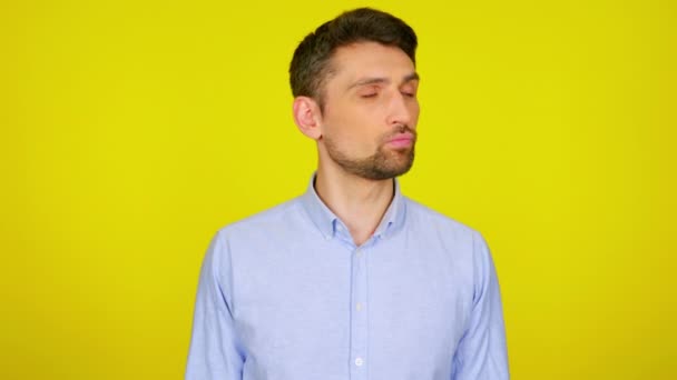 Hombre joven en camisa azul claro es mira a su alrededor en los lugares de texto — Vídeos de Stock