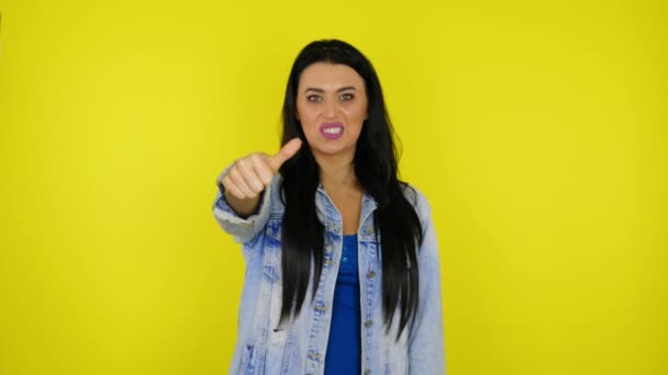 La mujer dice que no. Una chica cambia el dedo de un lado