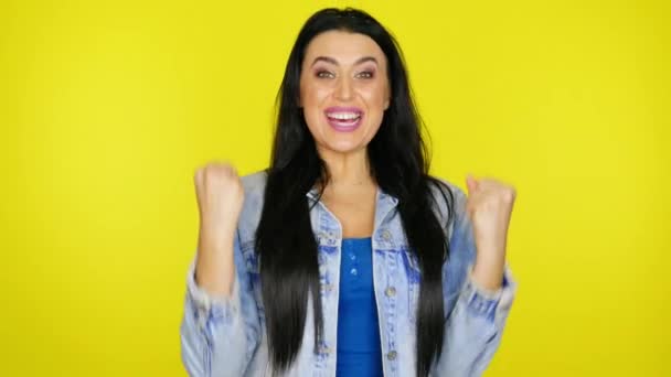 행복 한 여자는 승리를 기뻐하면서 손을 흔들며 그렇다고 말한다 — 비디오
