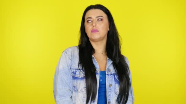 Kvinde patetisk tyggegummi på en gul baggrund med kopiplads – Stock-video