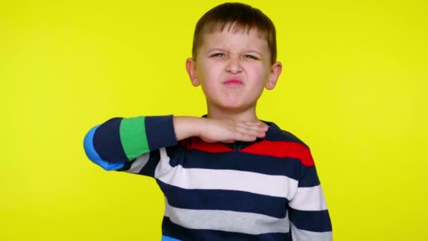 怒っている子供の男の子は首の近くに手を振って、彼がすべてのどれだけ疲れているかを示す — ストック動画