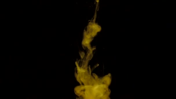 Colorato inchiostro dorato miscelazione in acqua vorticoso dolcemente sott'acqua su sfondo nero — Video Stock
