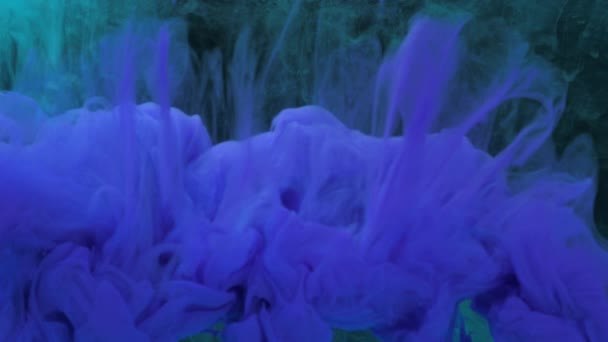 Colorate gocce di inchiostro blu in acqua e miscele, turbinando dolcemente sott'acqua — Video Stock