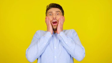 Açık mavi gömlekli, sarı arka planda, kopyalanmış bir adam.