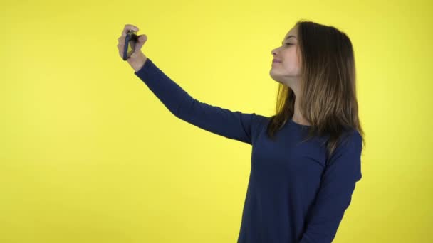 Bloggerin im blauen Pullover posiert und macht Selfie-Foto mit Smartphone — Stockvideo