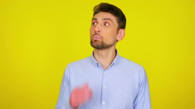 Adam mesaj ve omuz silkme için etrafa bakar, ne seçeceğini bilmez.