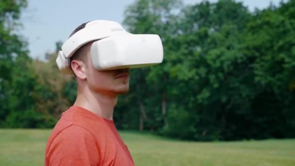 Man in a virtual reality helmet turns his head to the right — Stock Video