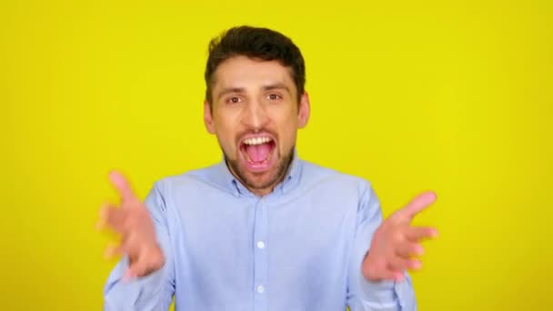 Homem barbudo alegre dançando com a boca aberta apertando as mãos na frente dele — Vídeo de Stock
