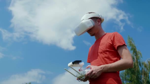 De mens bestuurt een quadrocopter via een afstandsbediening — Stockvideo