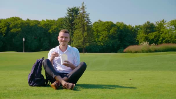 L'homme regarde la caméra et sourit avec un déjeuner végétarien — Video