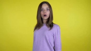 Genç kız başını çevirir ve sarı arka planda gördüklerine şaşırır.