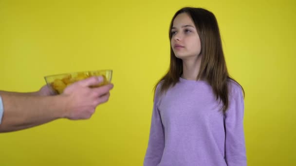 Nastolatka dziewczyna odmawia chipsy ziemniaczane w a szklana miska uścisk dłoni i głowa — Wideo stockowe