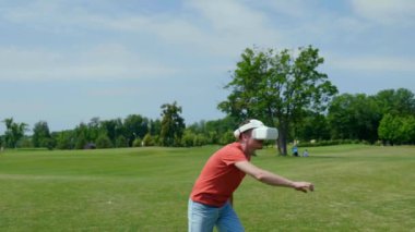 Adam sanal gerçeklik kaskında bir video oyunu oynuyor.