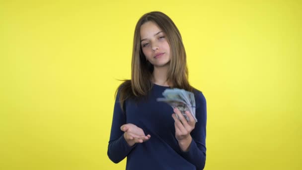 Rik flicka håller mycket pengar i handen och knackar med dollar på second hand — Stockvideo