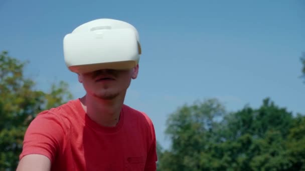 Człowiek w kasku wirtualnej rzeczywistości studiuje grę wirtualną — Wideo stockowe