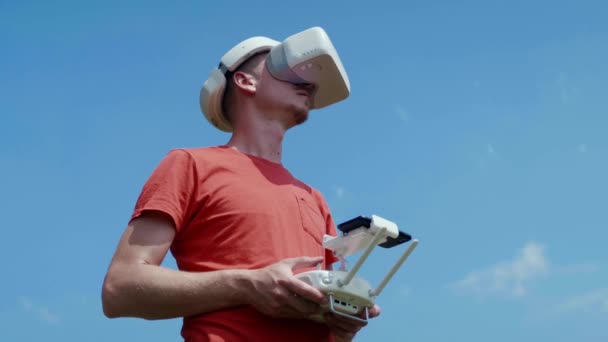 De mens bestuurt een quadrocopter via een afstandsbediening — Stockvideo