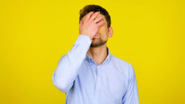 Kopyalama alanı olan sarı bir arkaplanda insan yüzü