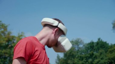 Sanal gerçeklik kasklı bir adam başını eğip sola döner.