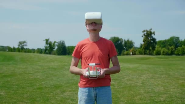 Man controls a quadrocopter through a remote control — Stock Video