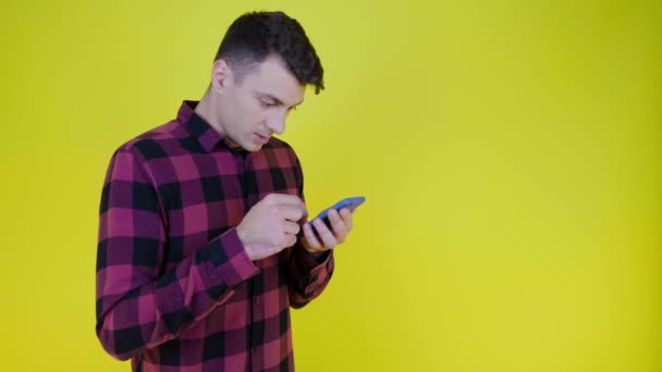 Mann mit Smartphone in der Hand überrascht von Rabatten in Online-Shops — Stockvideo