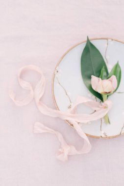 Pembe çiçek iğne işi çember üzerinde düzenlenen Resim kırpılmış