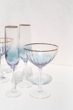 Güneş ışığı yansımalı mavi şeffaf kava camı.