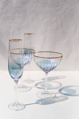 Güneş ışığı yansımalı mavi şeffaf kava camı.