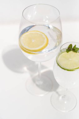 Şarap kadehinde buzlu ve limonlu soda. 