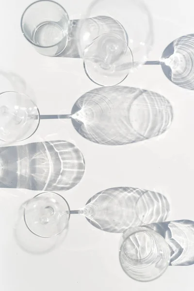 Transparente Glasschatten Auf Dem Tisch — Stockfoto