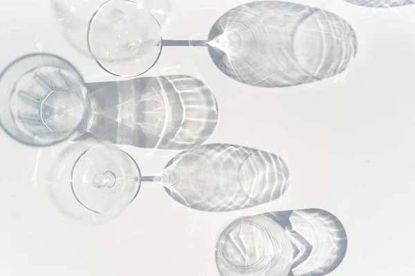 Transparente Glasschatten Auf Weißem Tisch — Stockfoto