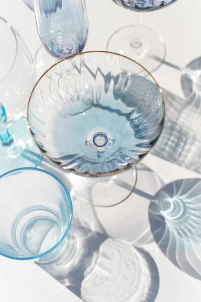 Blaues Transparentes Cava Glas Mit Reflexionen Des Sonnenlichts — Stockfoto