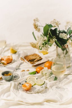 Yaz hayatı pikniği ıhlamur çiçekleri ile