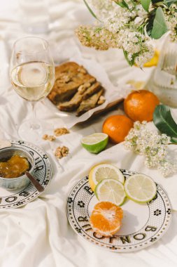 Yaz hayatı pikniği ıhlamur çiçekleri ile