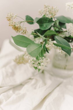 Cam vazoda ıhlamur ağacı çiçeği buketi