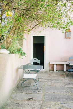 ... taştan antik duvarları olan sakin bir avlu.