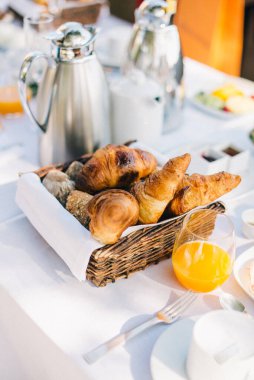 Terasta ayçörekleriyle kahvaltı.